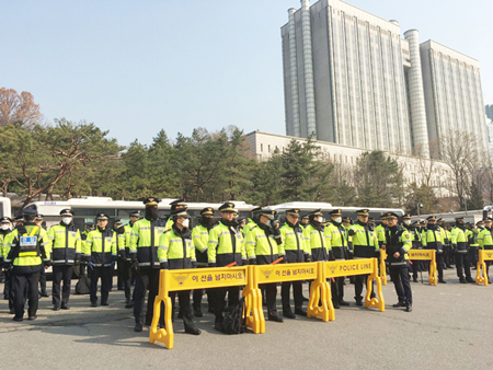 An ninh thắt chặt tại Tòa án Trung tâm Seoul ngày 30-3-2017.
